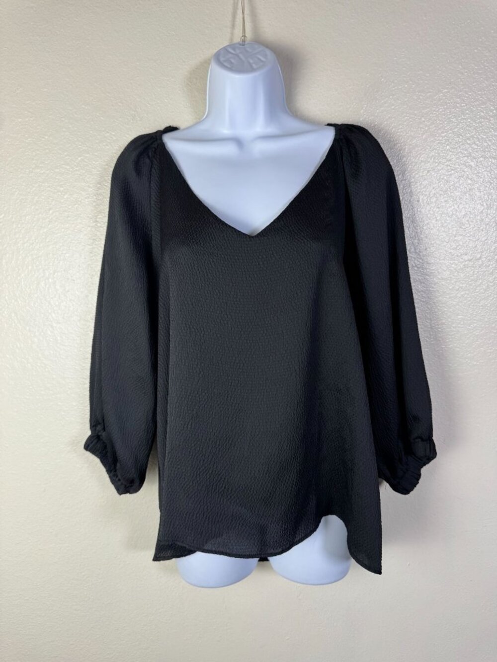 Vici Black Textured Long Sleeve Blouse size Large V-Neck Peasant Light Top Flowy